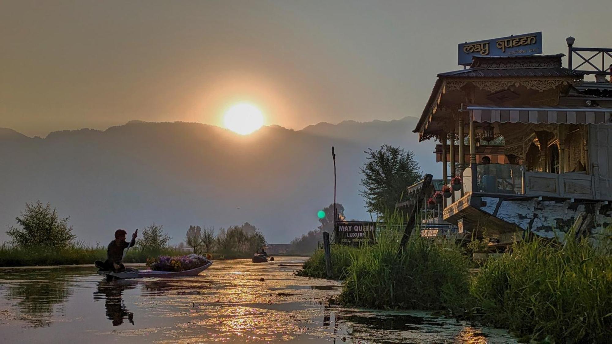 Hotel White House Group Of Houseboats à Srīnagar Extérieur photo