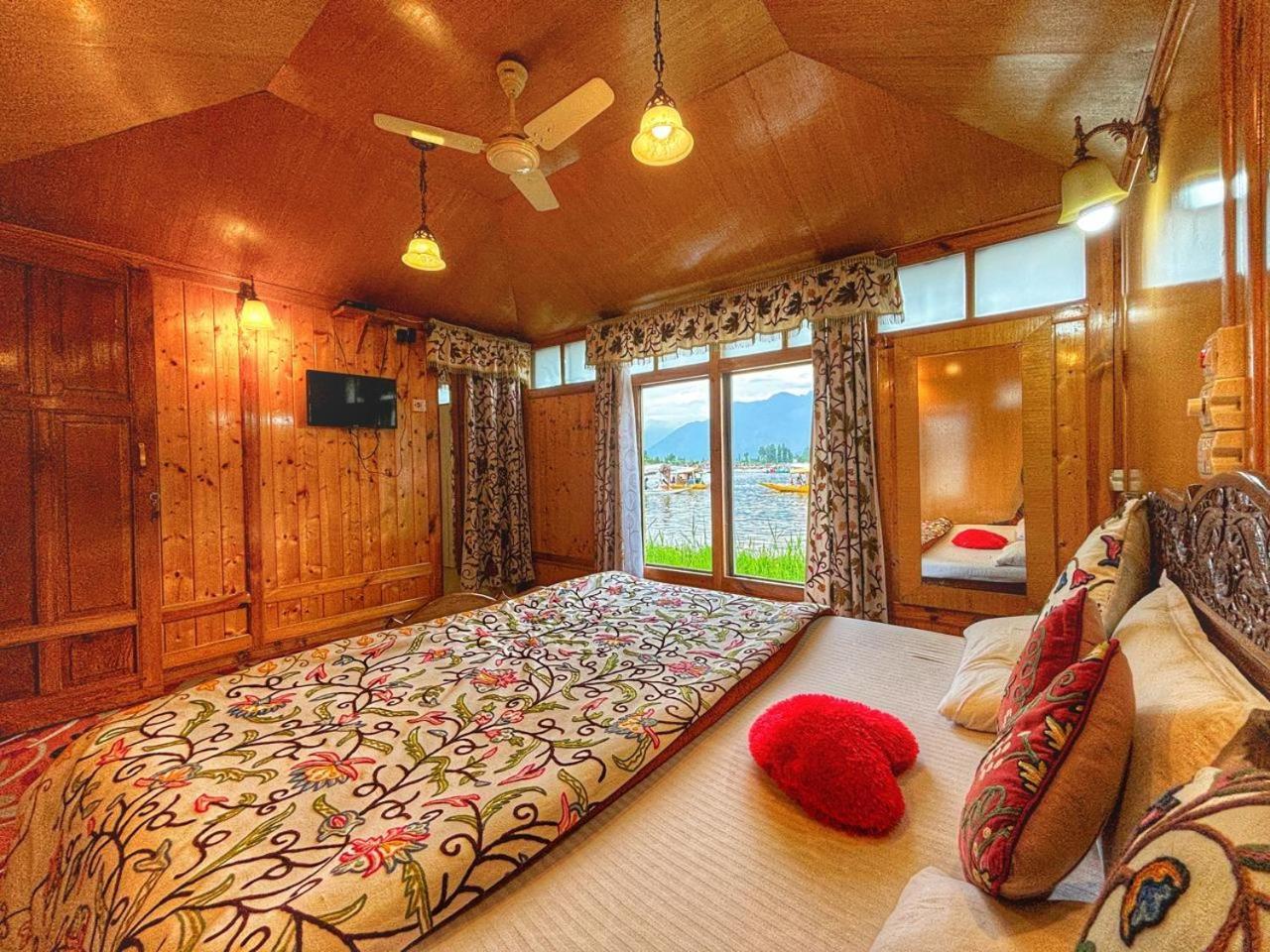 Hotel White House Group Of Houseboats à Srīnagar Extérieur photo