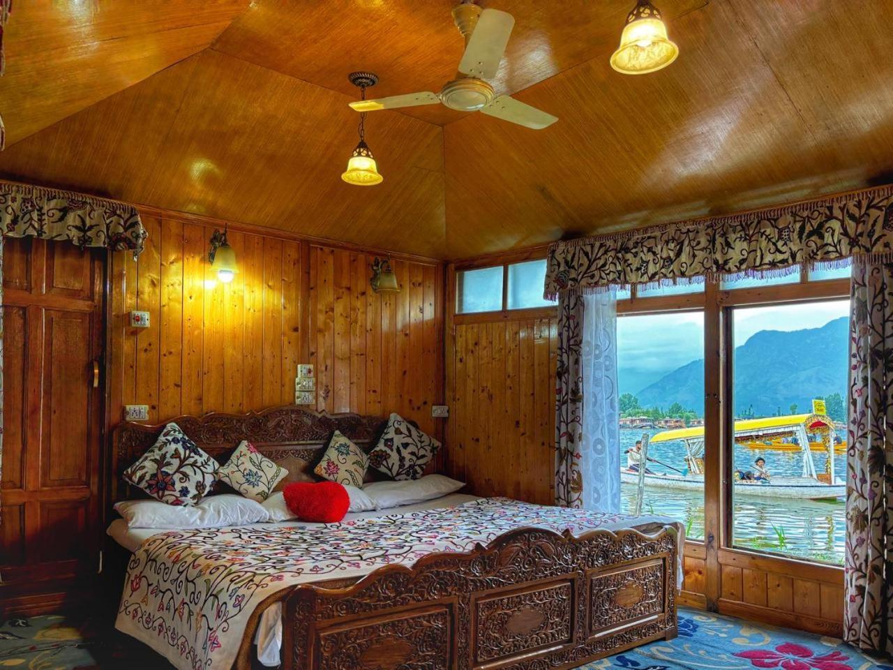 Hotel White House Group Of Houseboats à Srīnagar Extérieur photo