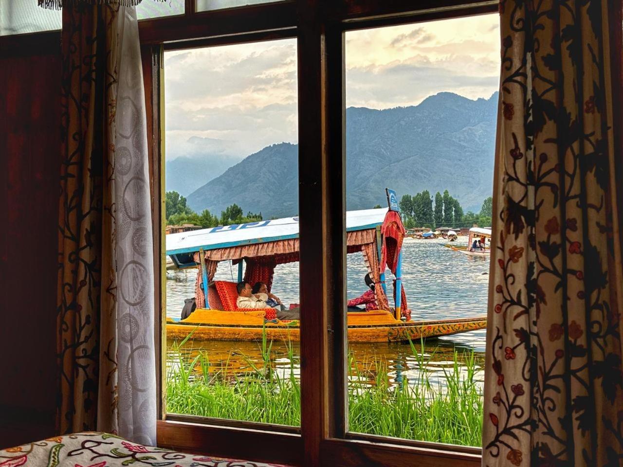 Hotel White House Group Of Houseboats à Srīnagar Extérieur photo