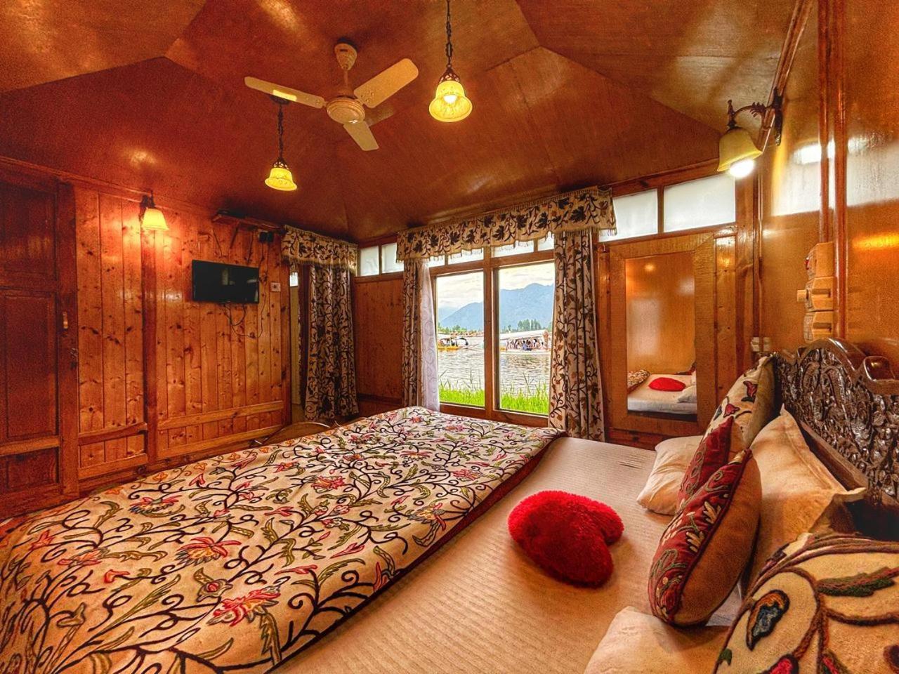 Hotel White House Group Of Houseboats à Srīnagar Extérieur photo