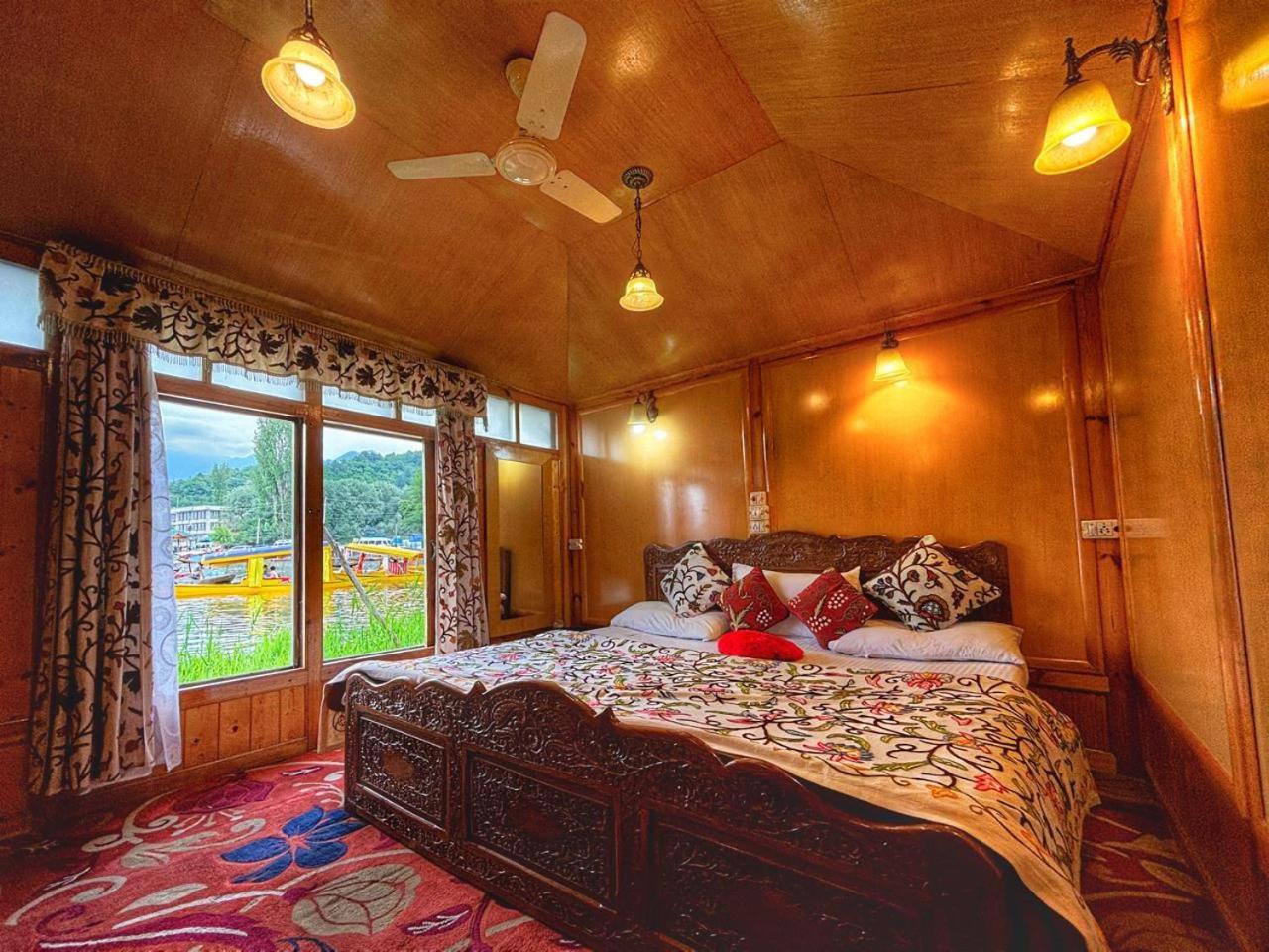 Hotel White House Group Of Houseboats à Srīnagar Extérieur photo