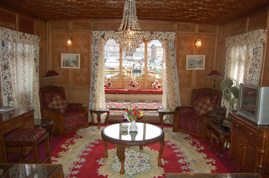 Hotel White House Group Of Houseboats à Srīnagar Extérieur photo