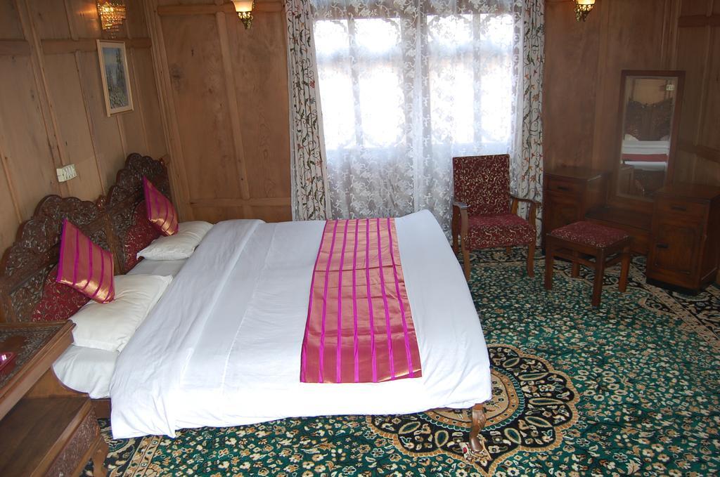 Hotel White House Group Of Houseboats à Srīnagar Extérieur photo