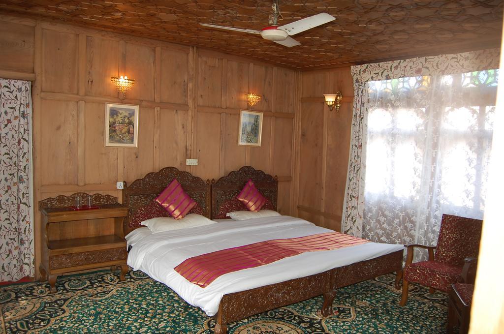 Hotel White House Group Of Houseboats à Srīnagar Extérieur photo