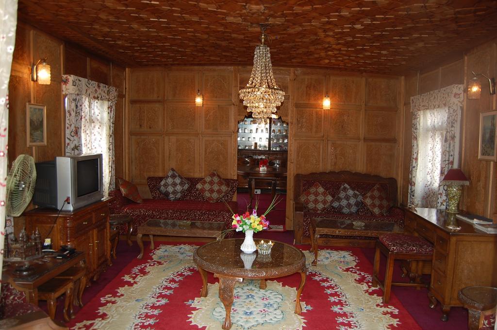 Hotel White House Group Of Houseboats à Srīnagar Extérieur photo