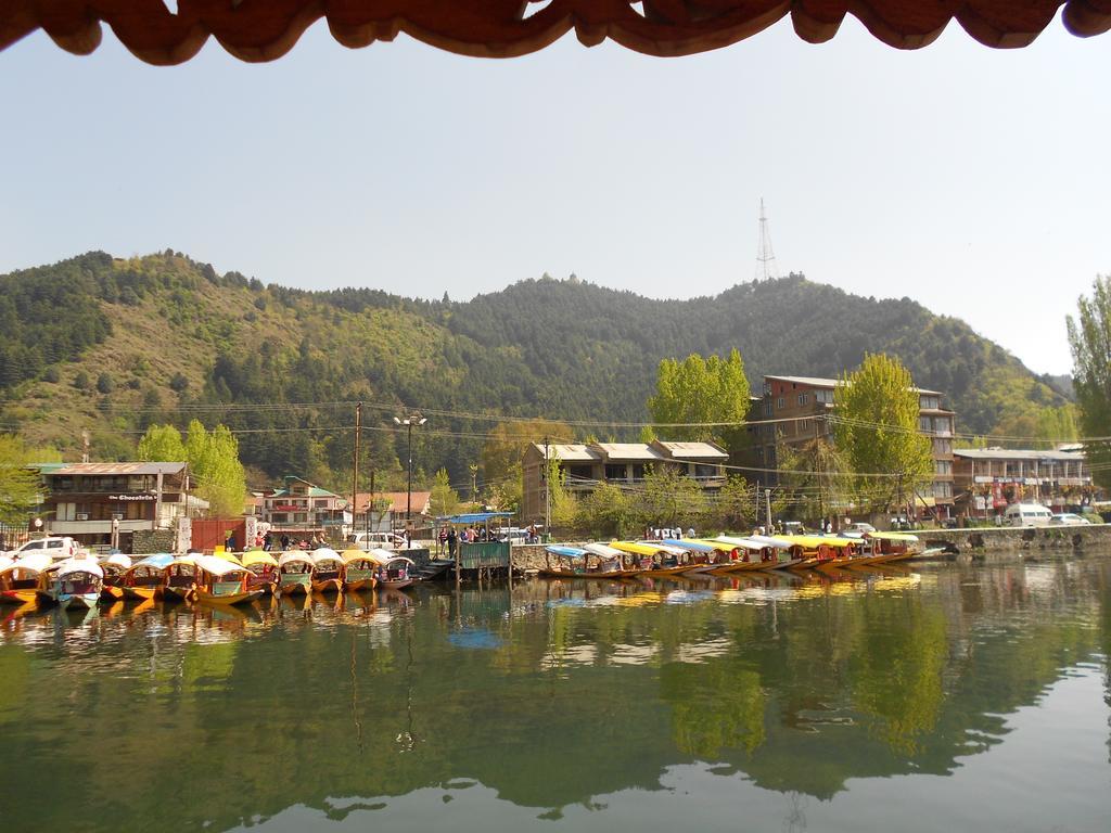 Hotel White House Group Of Houseboats à Srīnagar Extérieur photo