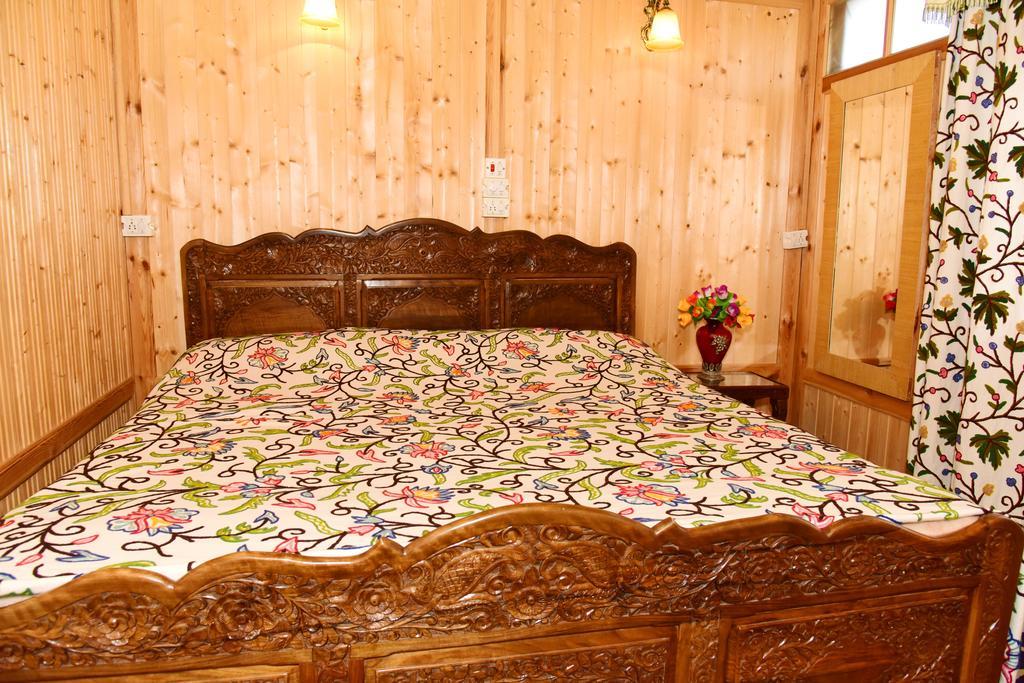Hotel White House Group Of Houseboats à Srīnagar Extérieur photo