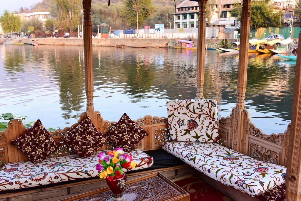 Hotel White House Group Of Houseboats à Srīnagar Extérieur photo