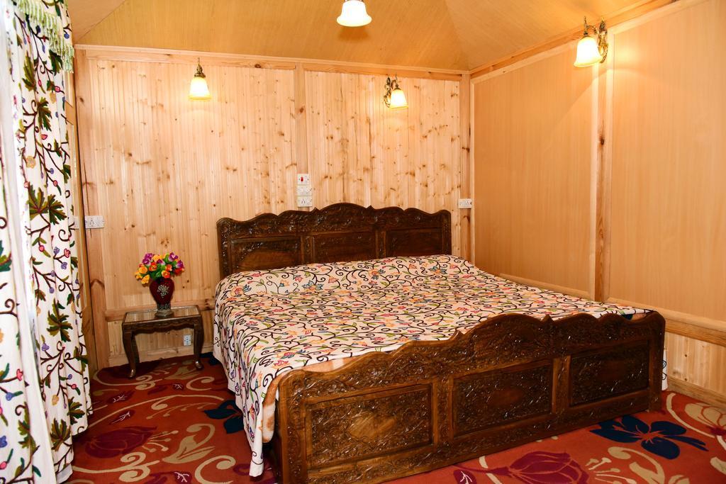 Hotel White House Group Of Houseboats à Srīnagar Extérieur photo
