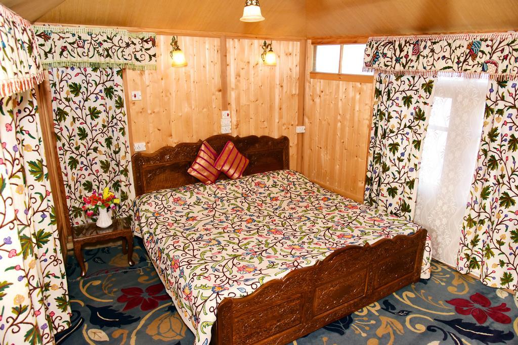 Hotel White House Group Of Houseboats à Srīnagar Extérieur photo