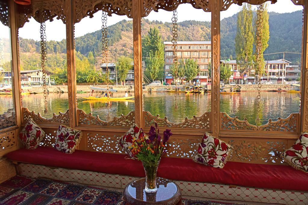 Hotel White House Group Of Houseboats à Srīnagar Extérieur photo