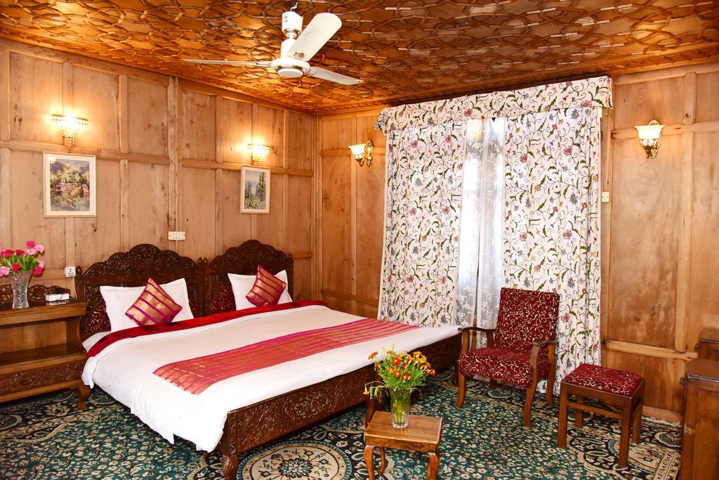 Hotel White House Group Of Houseboats à Srīnagar Extérieur photo