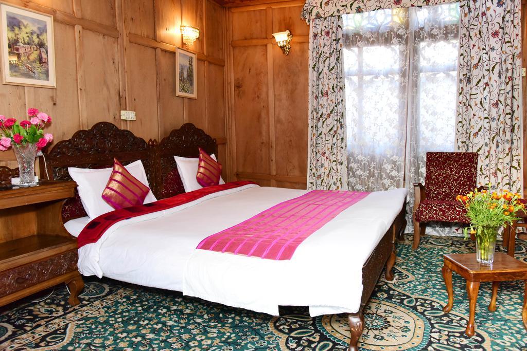 Hotel White House Group Of Houseboats à Srīnagar Extérieur photo