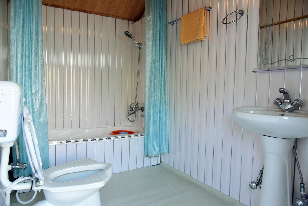 Hotel White House Group Of Houseboats à Srīnagar Extérieur photo