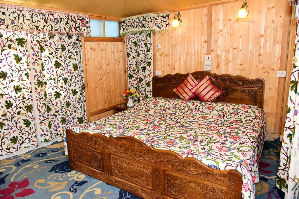 Hotel White House Group Of Houseboats à Srīnagar Extérieur photo