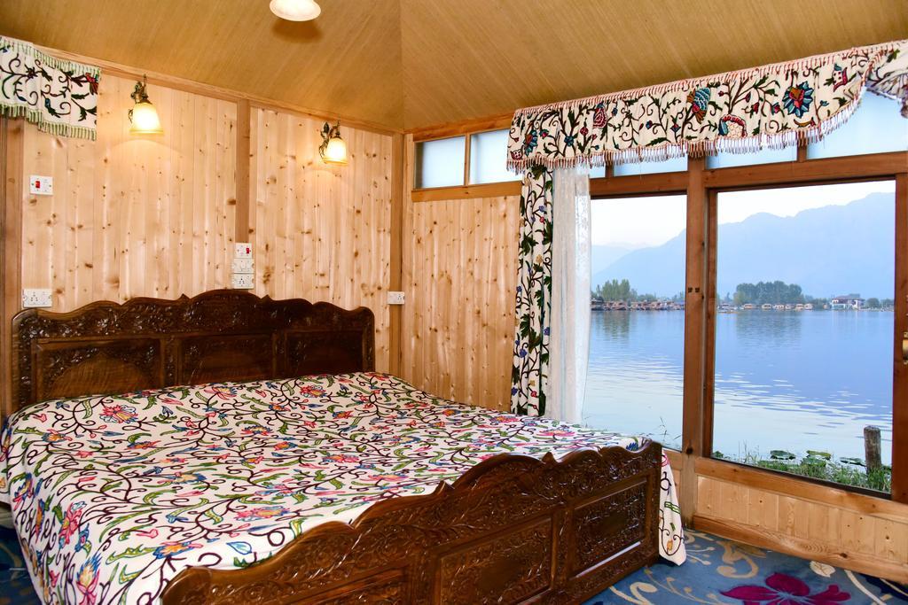 Hotel White House Group Of Houseboats à Srīnagar Extérieur photo