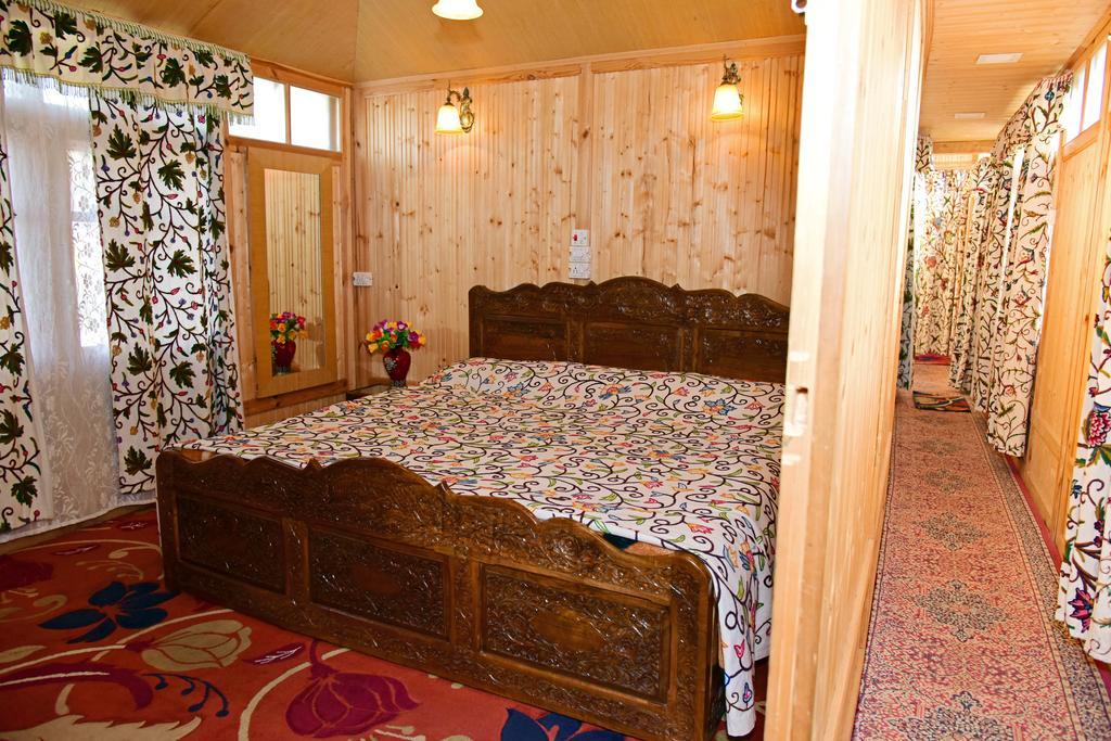 Hotel White House Group Of Houseboats à Srīnagar Extérieur photo