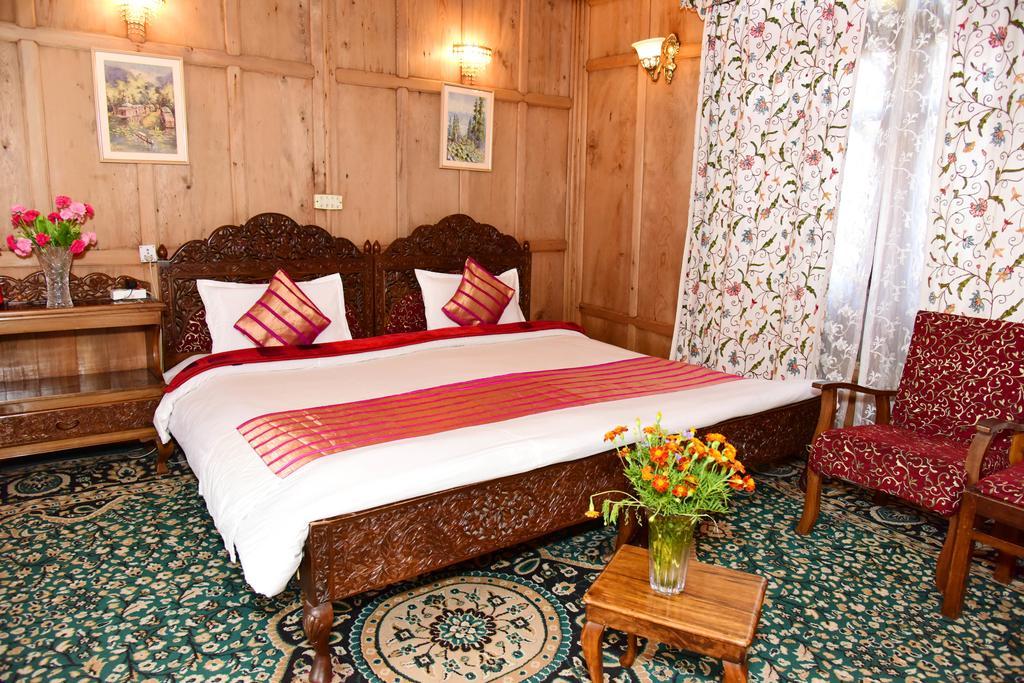 Hotel White House Group Of Houseboats à Srīnagar Extérieur photo